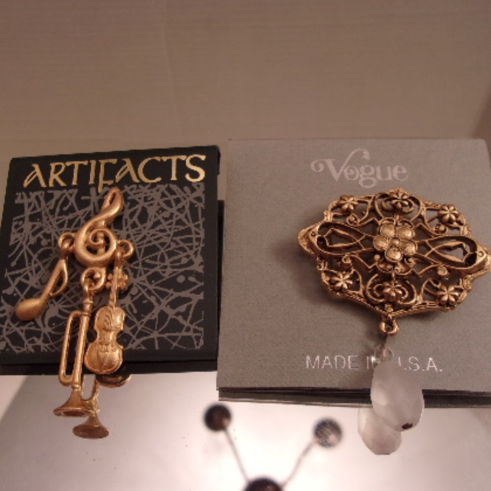 Vogue & Muscial Brooch/pin. L44-5